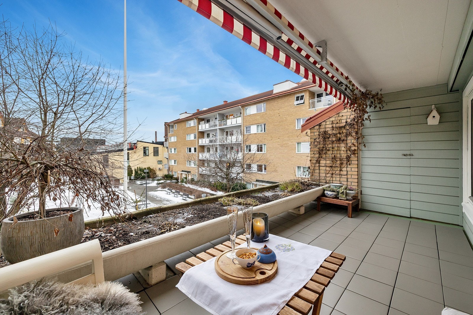 God plass til utemøbler, grill og planter i plantekasse. Utebod på balkongen for praktisk oppbevaring. Galleribilde