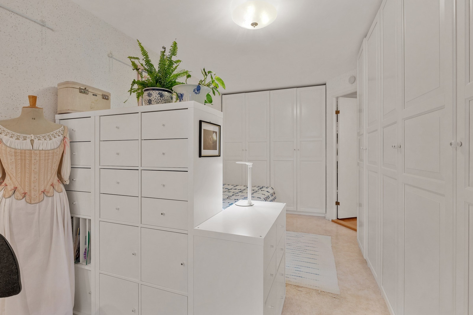 God plass til oppbevaring av klær i flere garderobeskap. Galleribilde