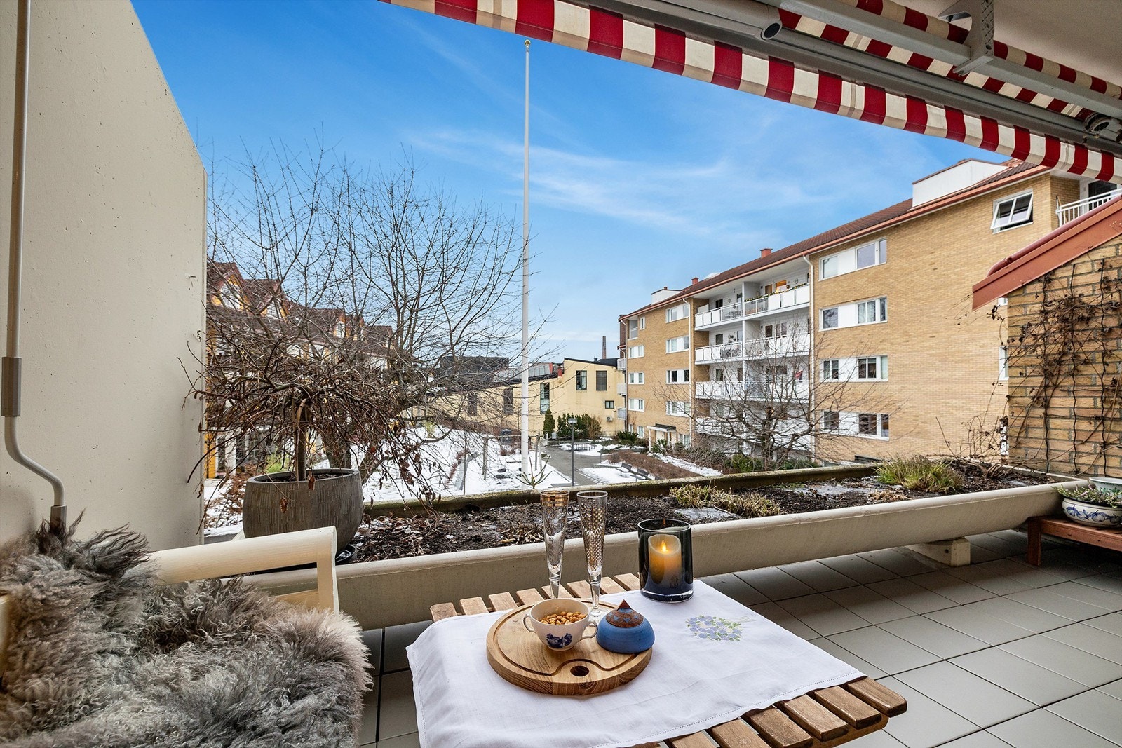 Dette er en lys og stor 2-roms selveier med stor solrik terrasse, garasjeplass og god standard. Galleribilde