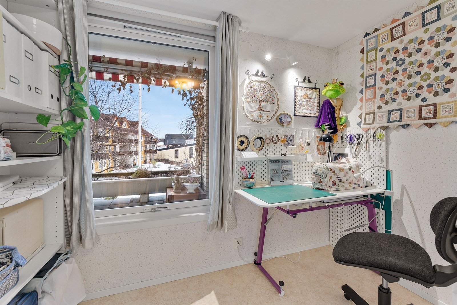 Soverommet kan innredes med et praktisk "hobbyhjørne" som nåværende eier har gjort. Passer også perfekt til hjemmekontor! Galleribilde