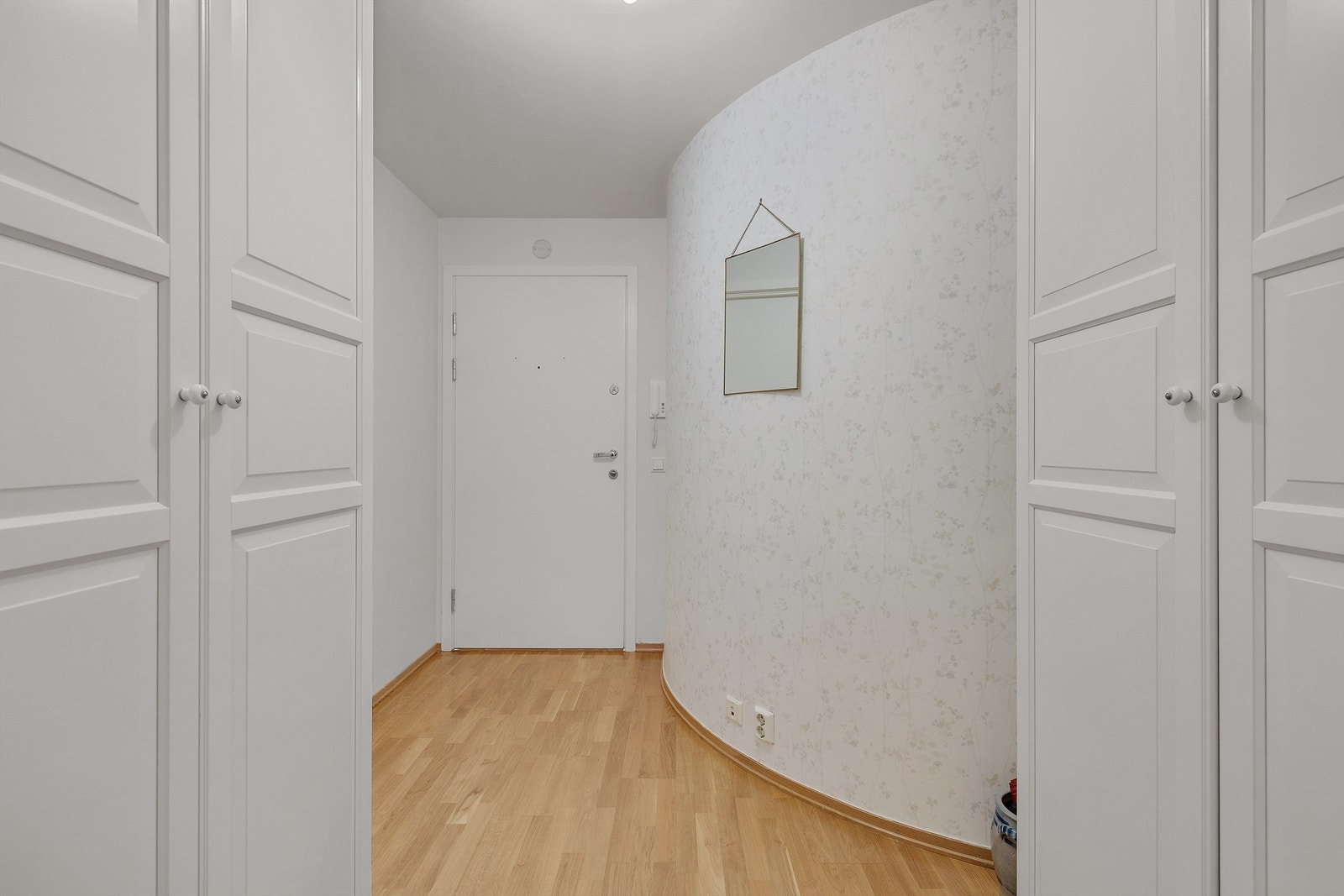 Innbydende entré med god plass til å sette fra seg sko og henge fra seg yttertøy. Galleribilde