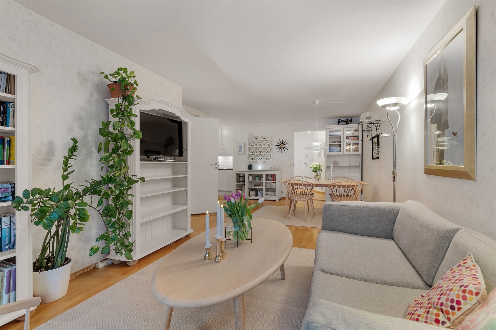 Felleskostnadene er bare kr 2 619,-/mnd. og inkluderer blant annet: TV-anlegg/bredbånd, kommunale avgifter, vaktmestertjenester, drift og vedlikehold. Galleribilde