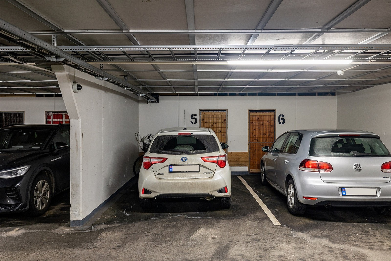 Parkeringsplass merket nr. 5 medfølger boligen ved salg. Det er installert opplegg for el bil lader garasjeanlegget. Galleribilde