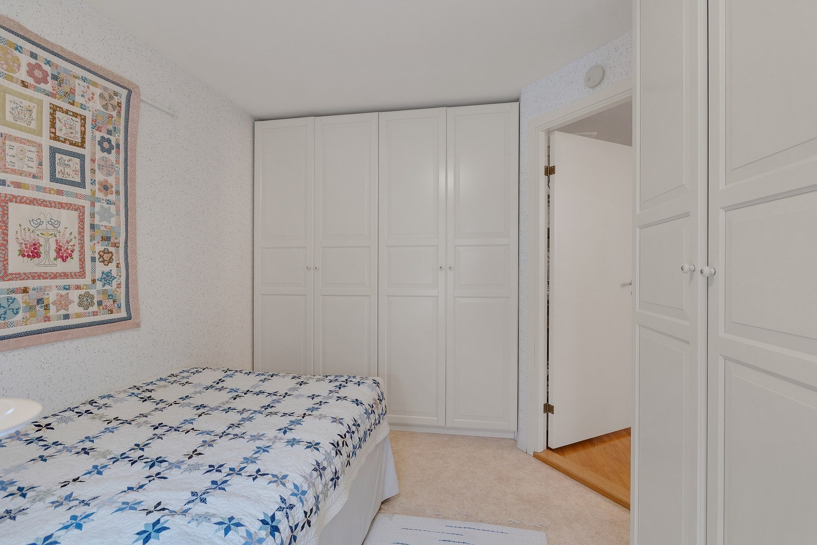 God plass til oppbevaring av klær i flere garderobeskap. Galleribilde