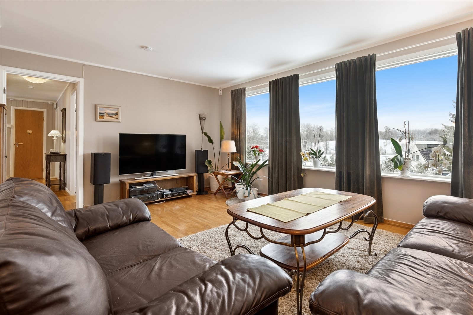 Store vindusflater gir rikelig med lysinnslipp. Galleribilde