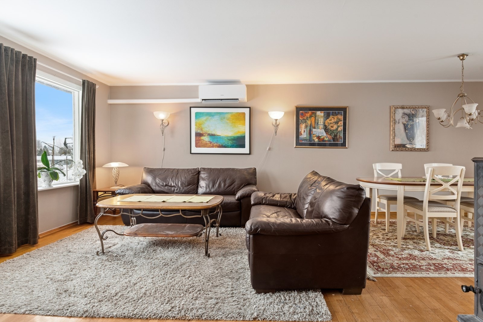 Stuen har god plass til sofa- og spisegruppe. Galleribilde