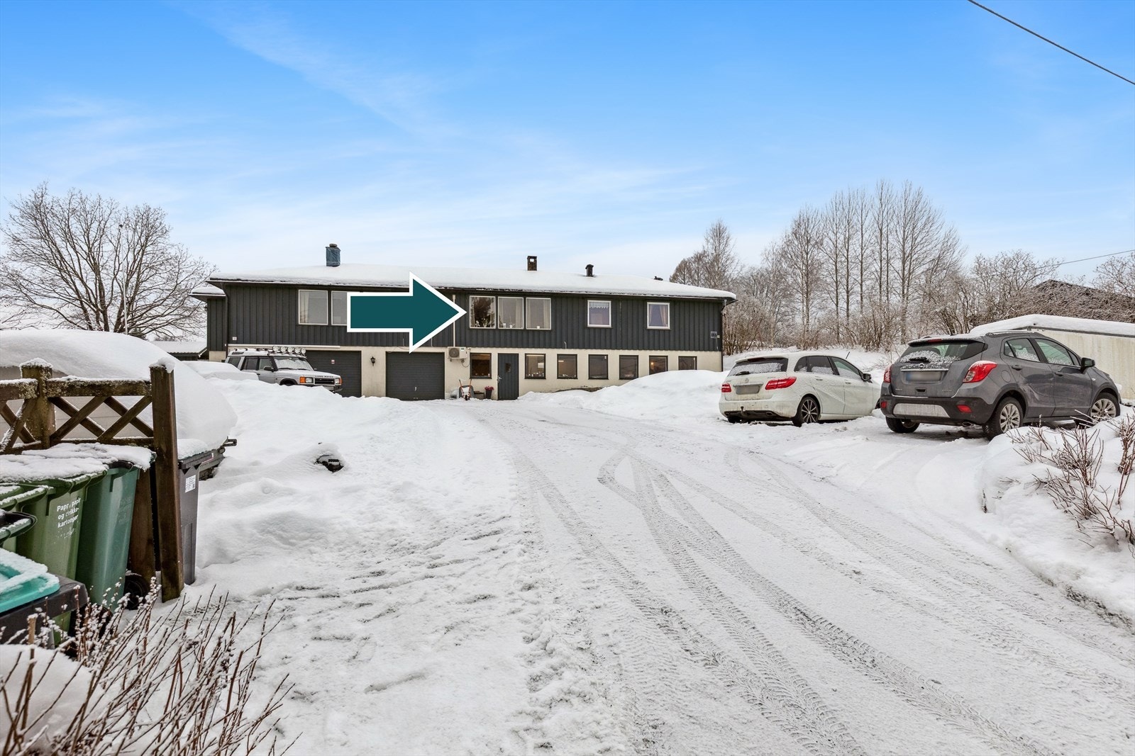 Parkering på egen tomt. Adkomstvei deles med naboen. Galleribilde