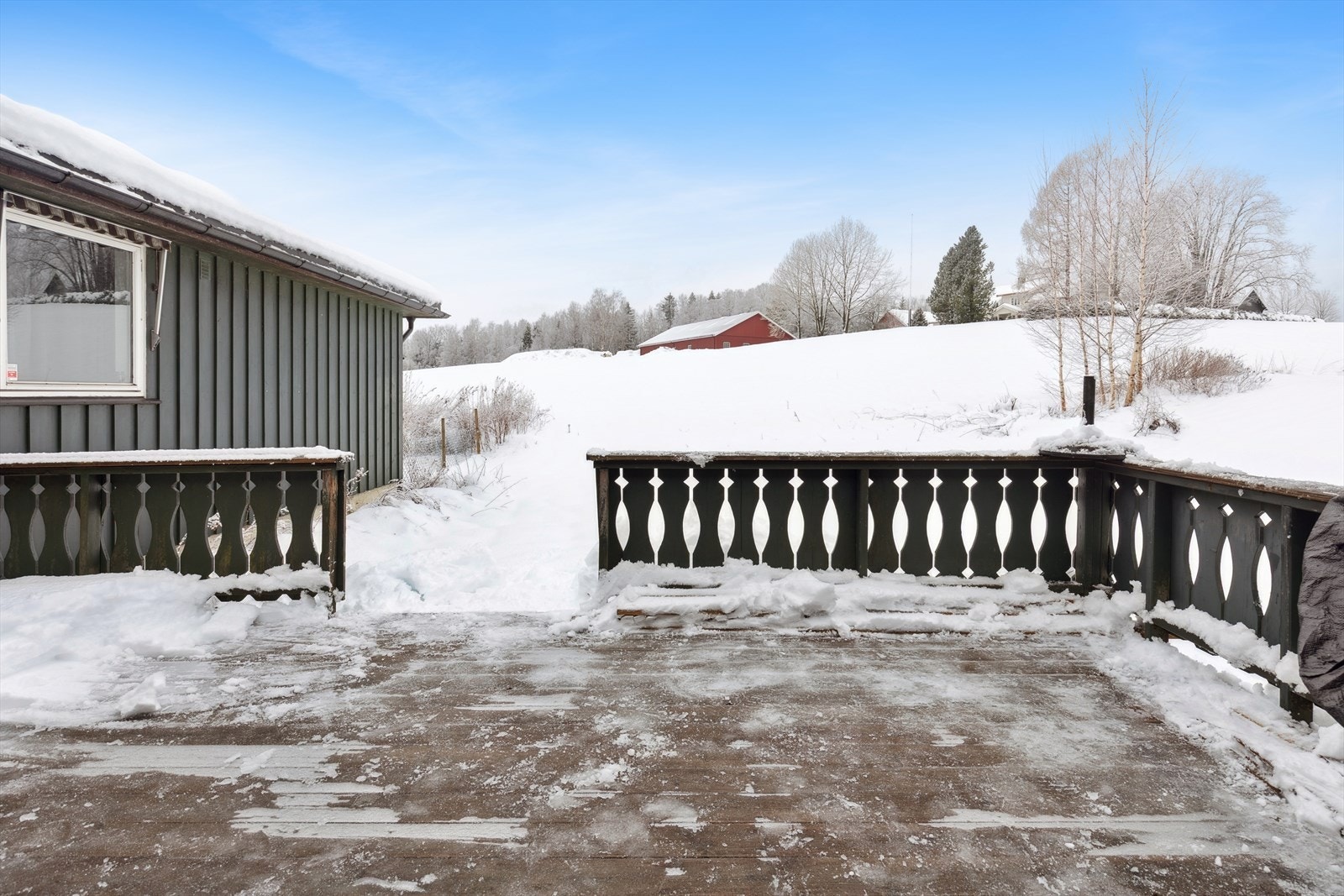 Sydvestvendt terrasse mot bakdelen av huset på ca. 13 kvm. Galleribilde