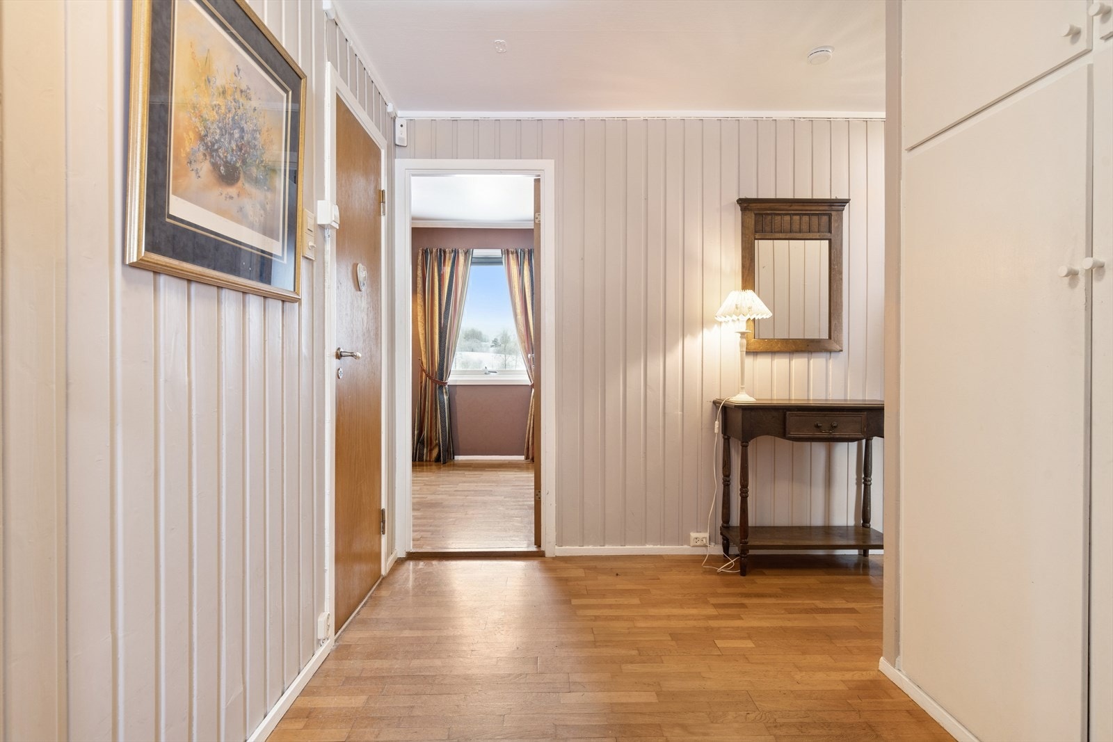 Romslig entré. Galleribilde