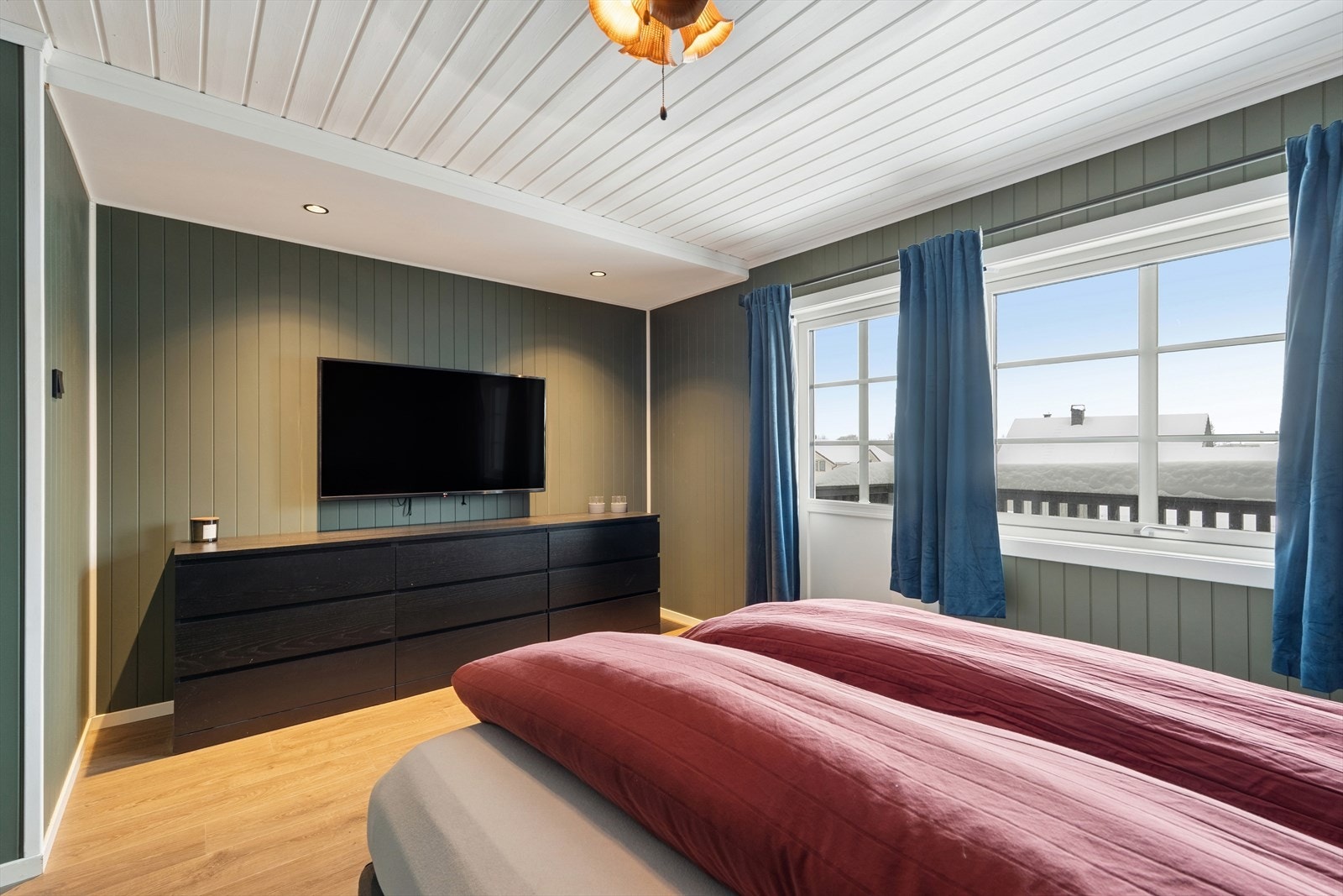 Stort og åpent soverom med egen balkong Galleribilde