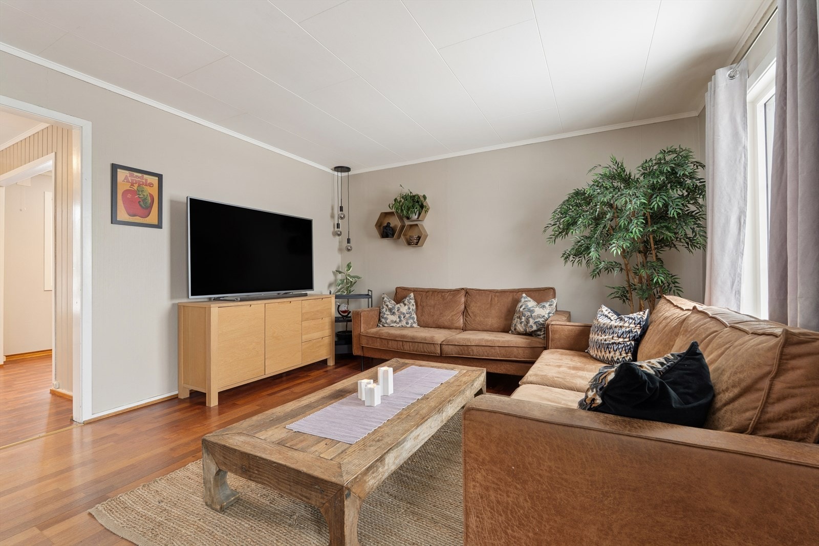 Praktisk og åpen sofagruppe med gode møbleringsmuligheter Galleribilde