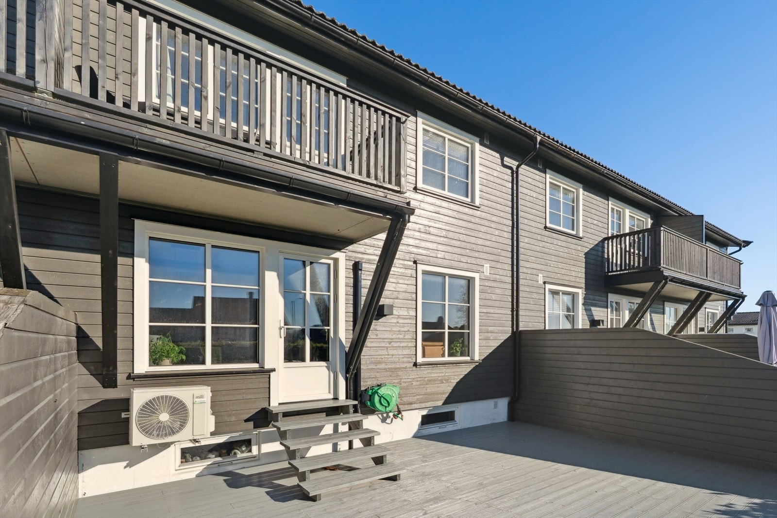 Solrik terrasse med god plass til utemøbler Galleribilde