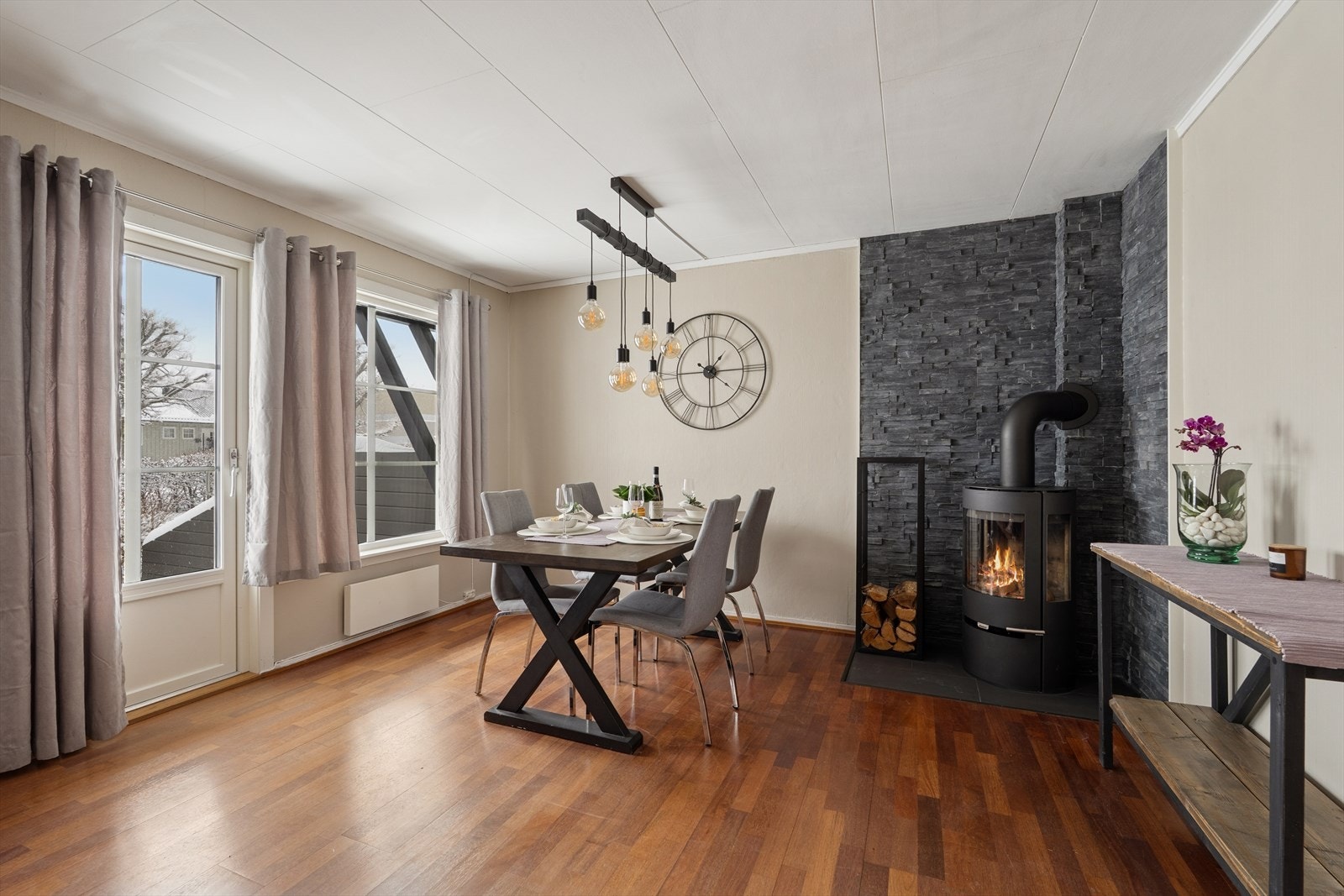 Spiseplass med vedovn som skaper en lun atmosfære Galleribilde