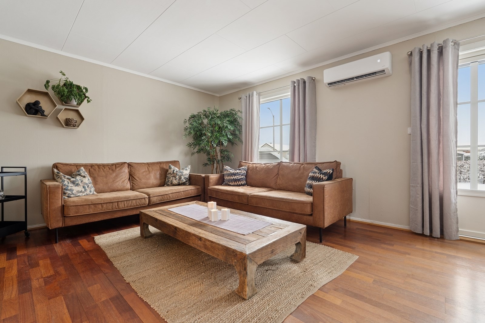 Stuen har store vindusflater som slipper inn naturlig lys Galleribilde