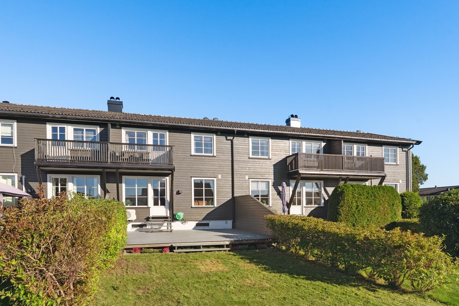 Stort uteområdet med skjermet hage Galleribilde