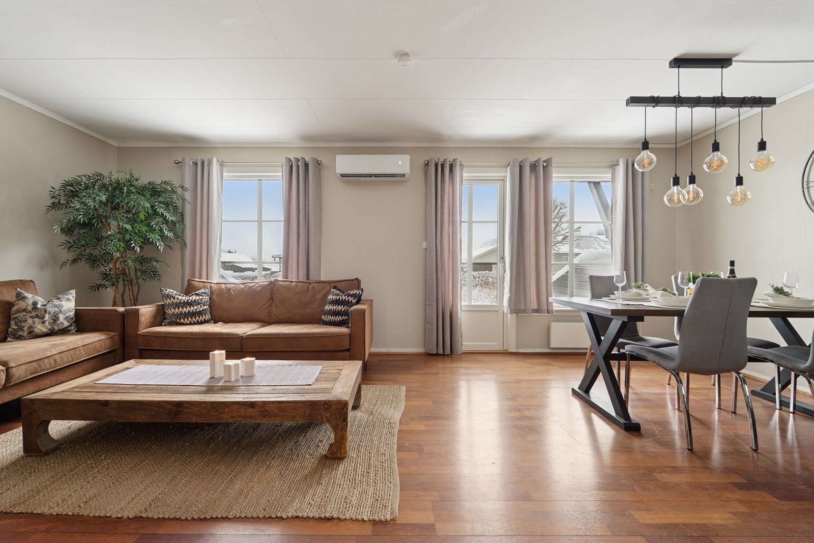 Stor og lys stue med god plass til både sofagruppe og spiseplass Galleribilde