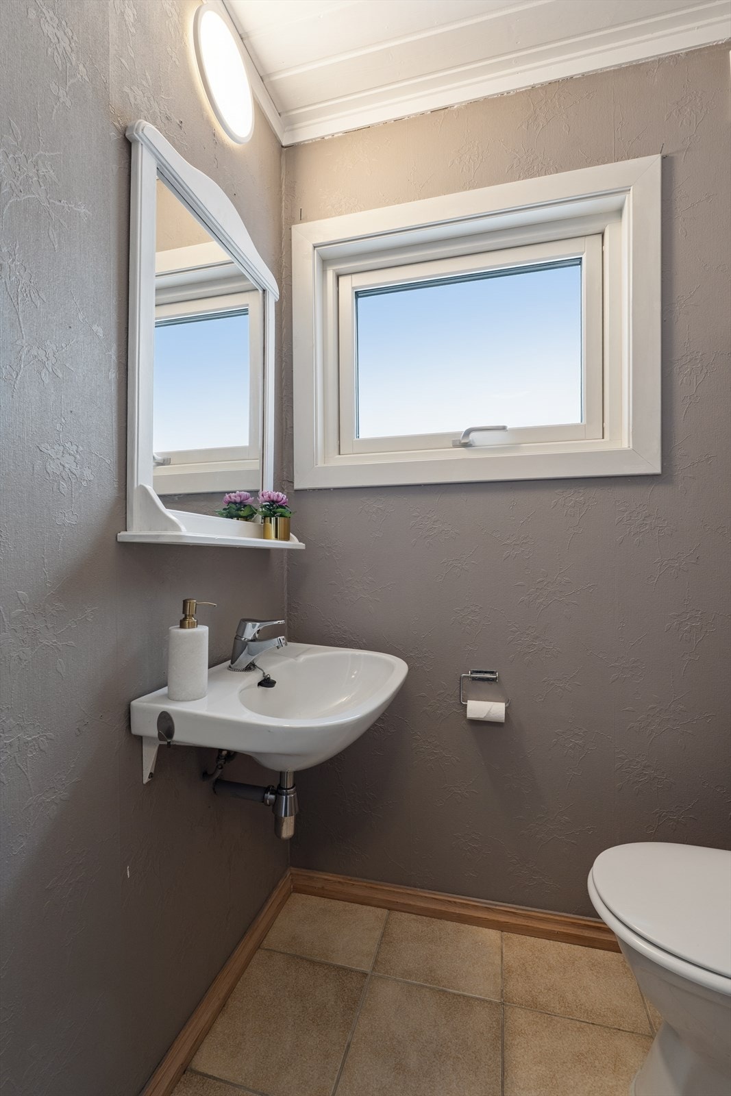 Det er separat Wc i boligen, praktisk i hverdagen. Galleribilde