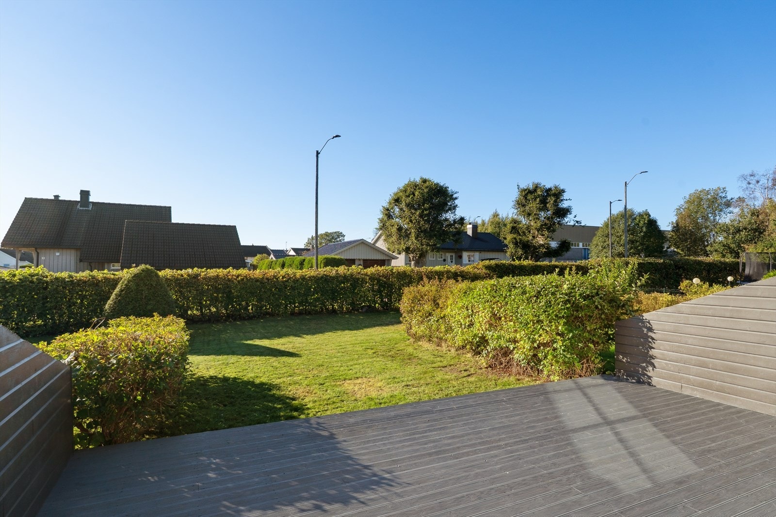 Solrik terrasse med god plass til utemøbler Galleribilde