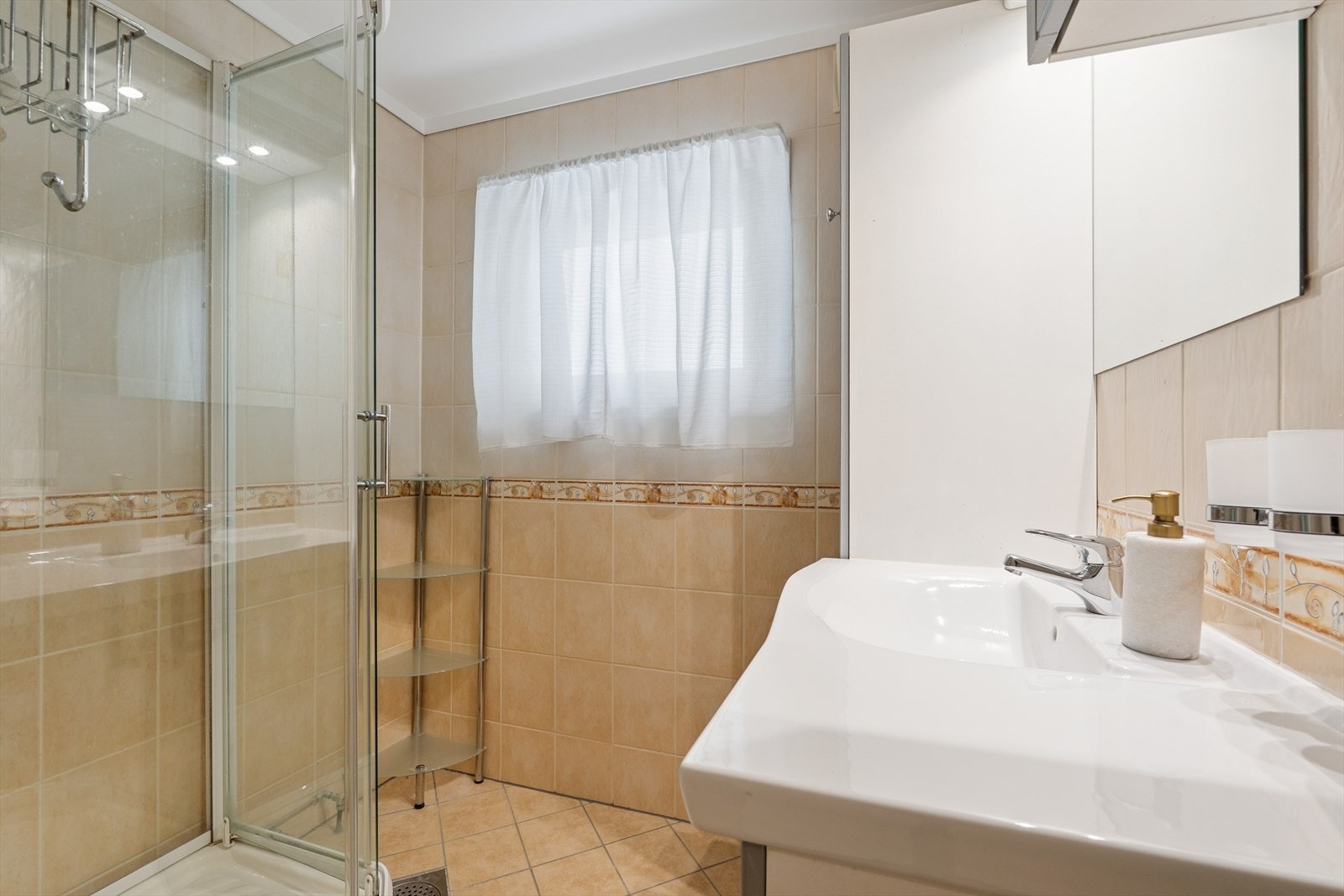 Flislagt baderom m/ dusjkabinett og servant Galleribilde