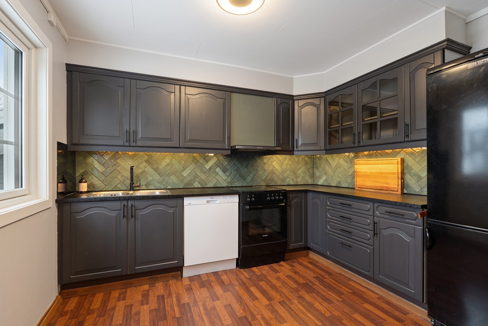 Kjøkkenet har rikelig med skapplass Galleribilde