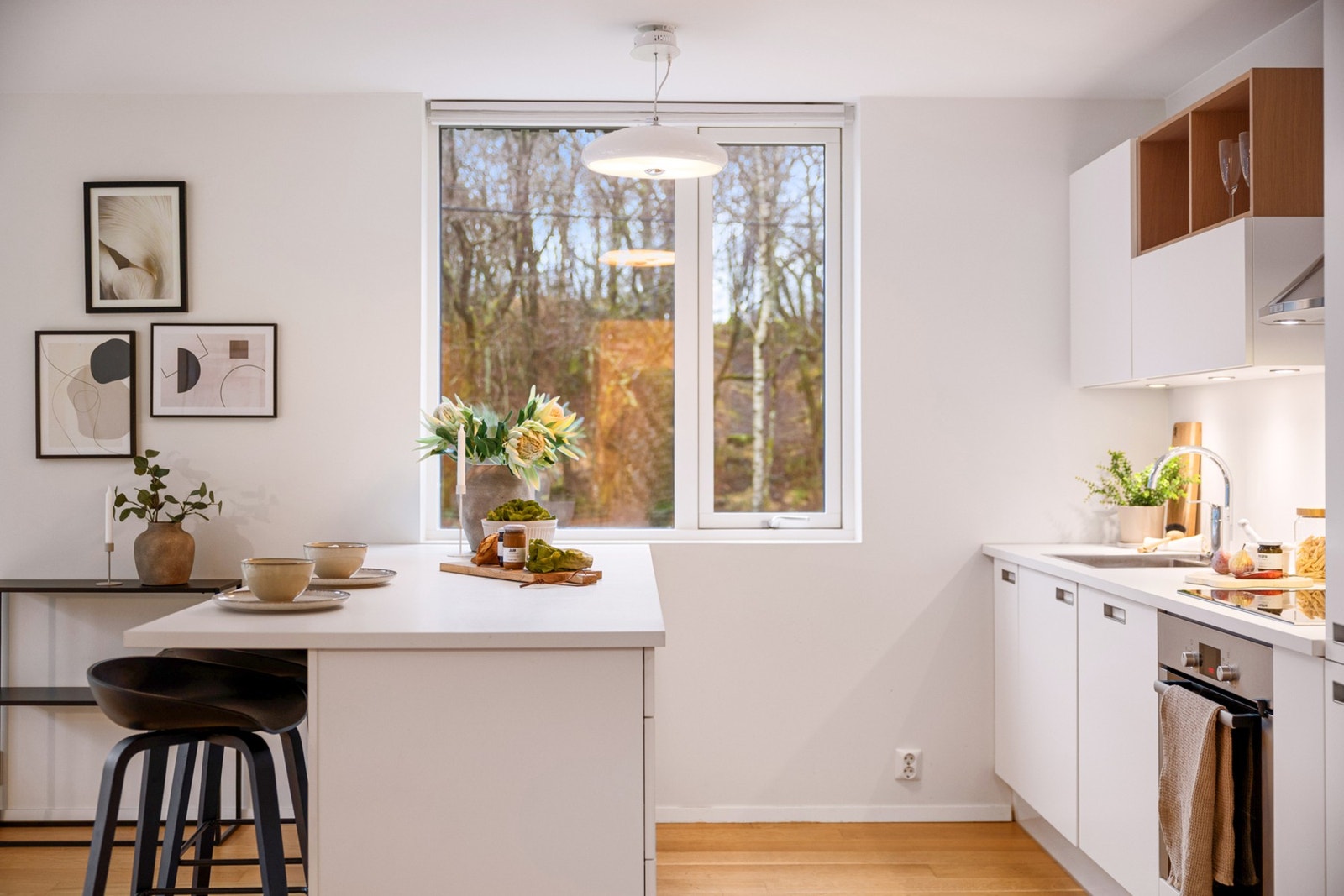 - Praktisk utformet kjøkken med en sosial kjøkkenøy for sosiale settinger - Galleribilde