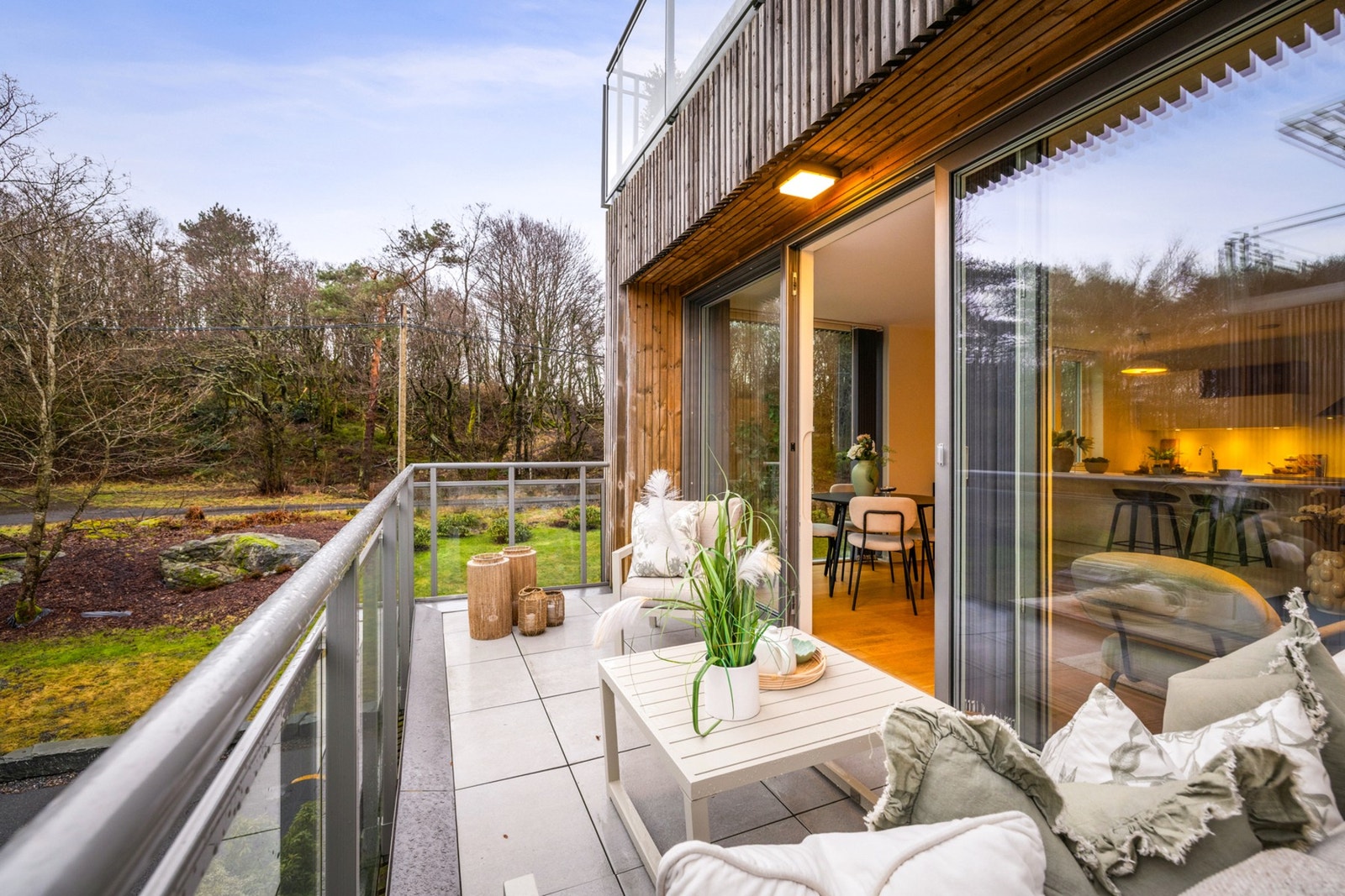 - Balkongen fungerer som en naturlig forlengelse av oppholdsrommet, med naturen som utsikt - Galleribilde