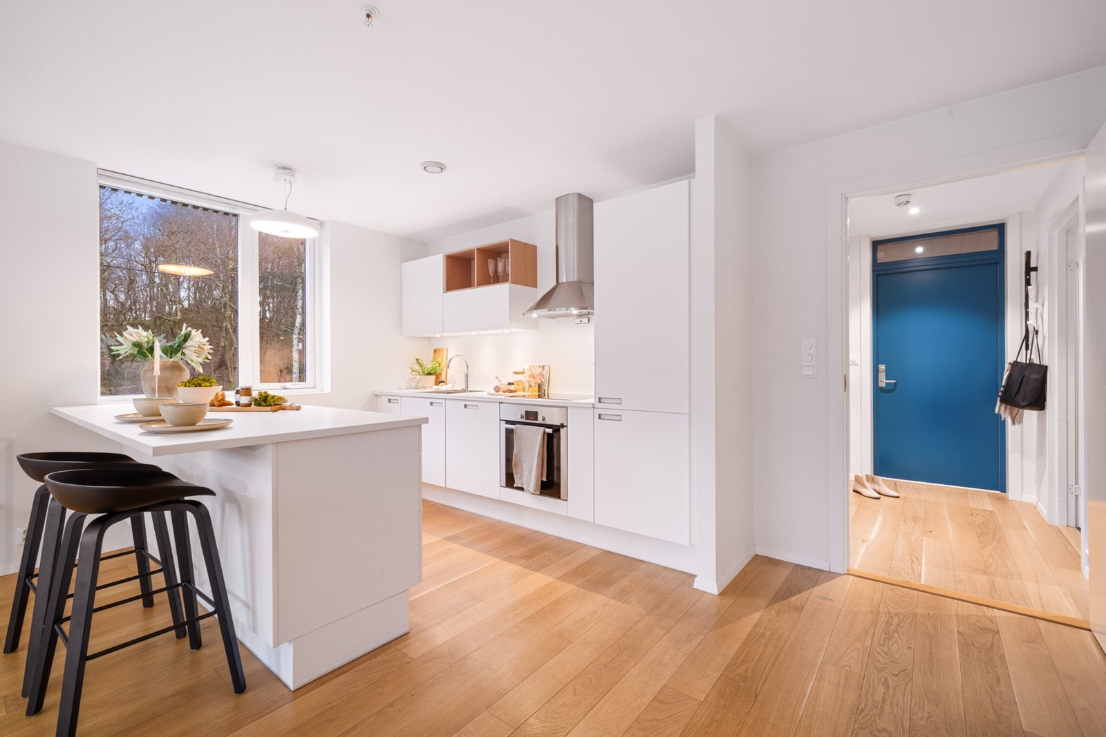 - Tidløst kjøkken fra Svane med slette hvite fronter og laminat benkeplate - Galleribilde