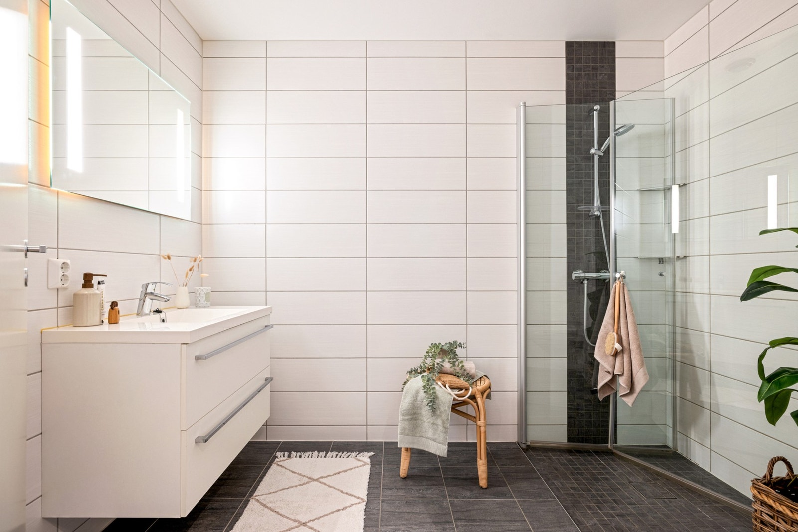 - Moderne baderom, helfliset med 30*30 på gulv og 40*20 på vegg. Elektrisk varme i gulv - Galleribilde