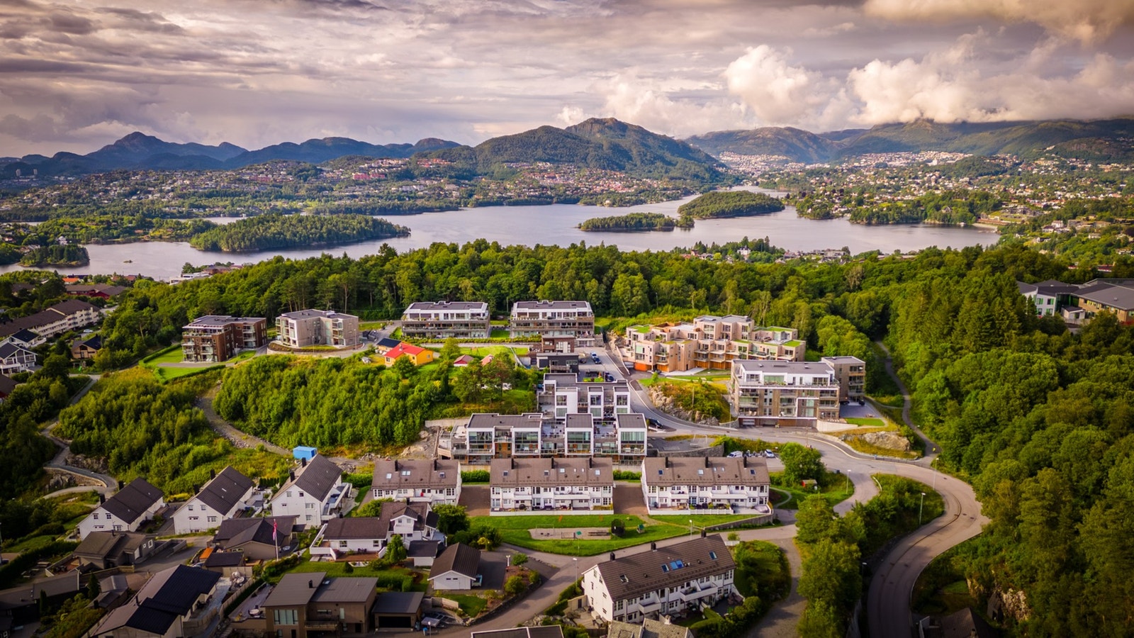 - I Folldalsheia bor du i rolige omgivelser, samtidig som du har sentral beliggenhet med alt du trenger i det daglige - Galleribilde