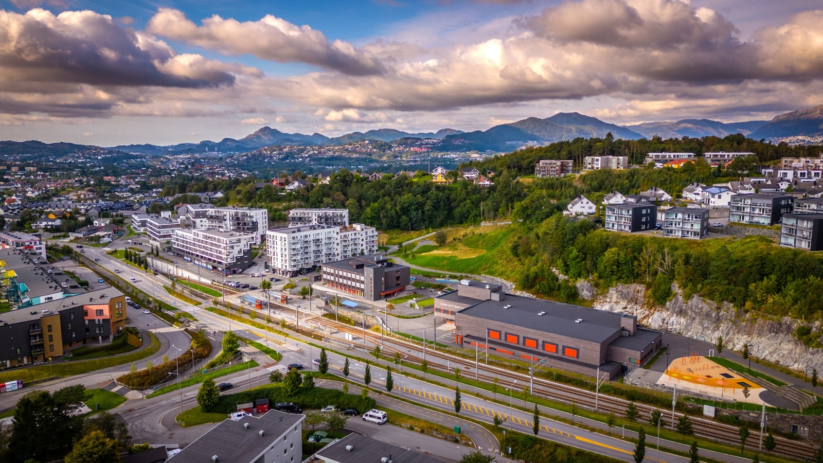 - Dagligvareforretninger finner man like nedenfor boligen, hvor man har Rema1000 Råstølen, Kiwi Sørås eller Bunnpris Steinsviken - Galleribilde