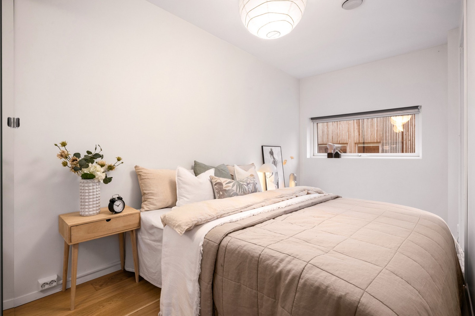 - Hovedsoverommet har plass til dobbeltseng med tilhørende møblement og garderobeskap - Galleribilde