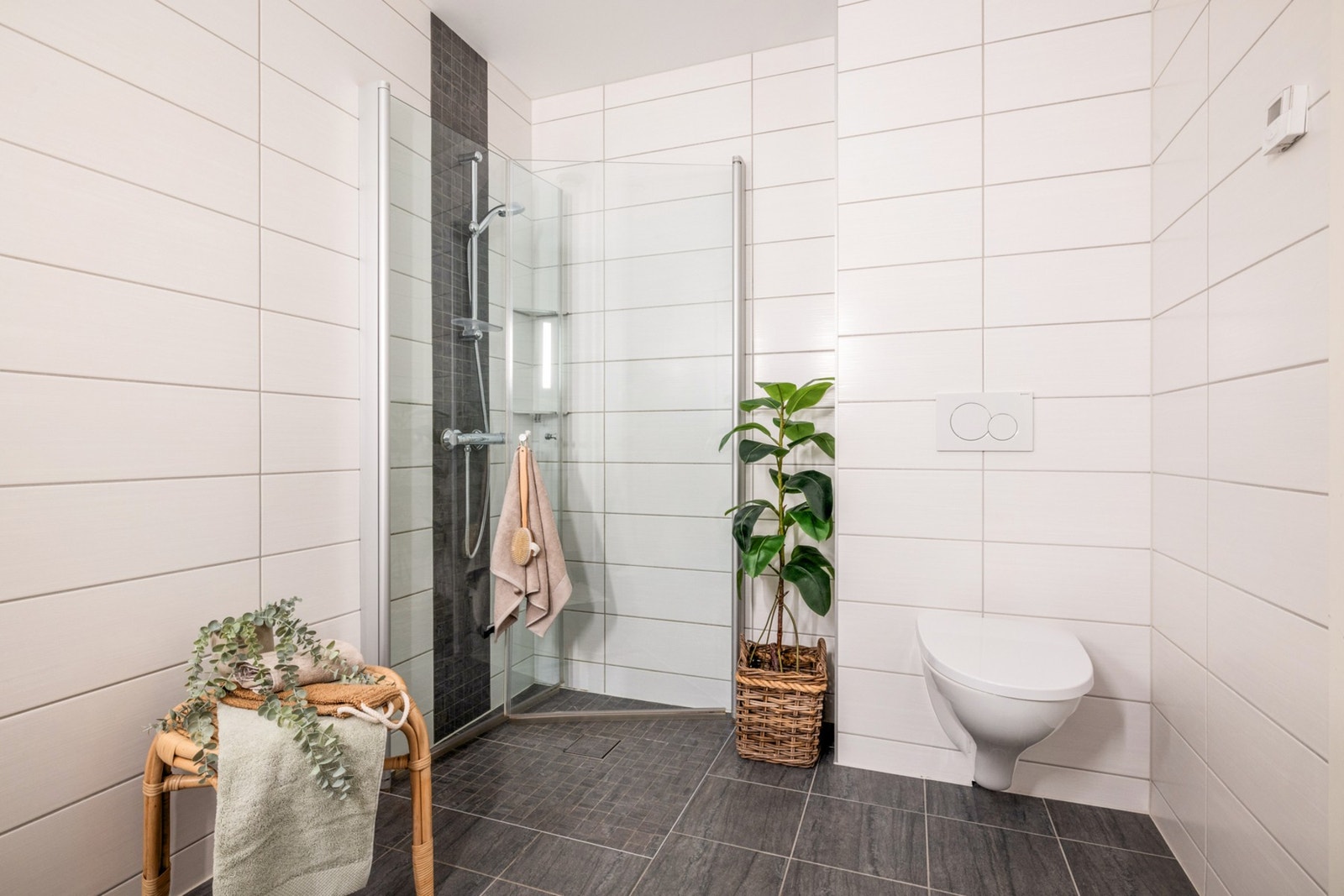 - Utstyrt med vegghengt toalett, dusj med glassdører, servant med møblement, speil og belysning - Galleribilde