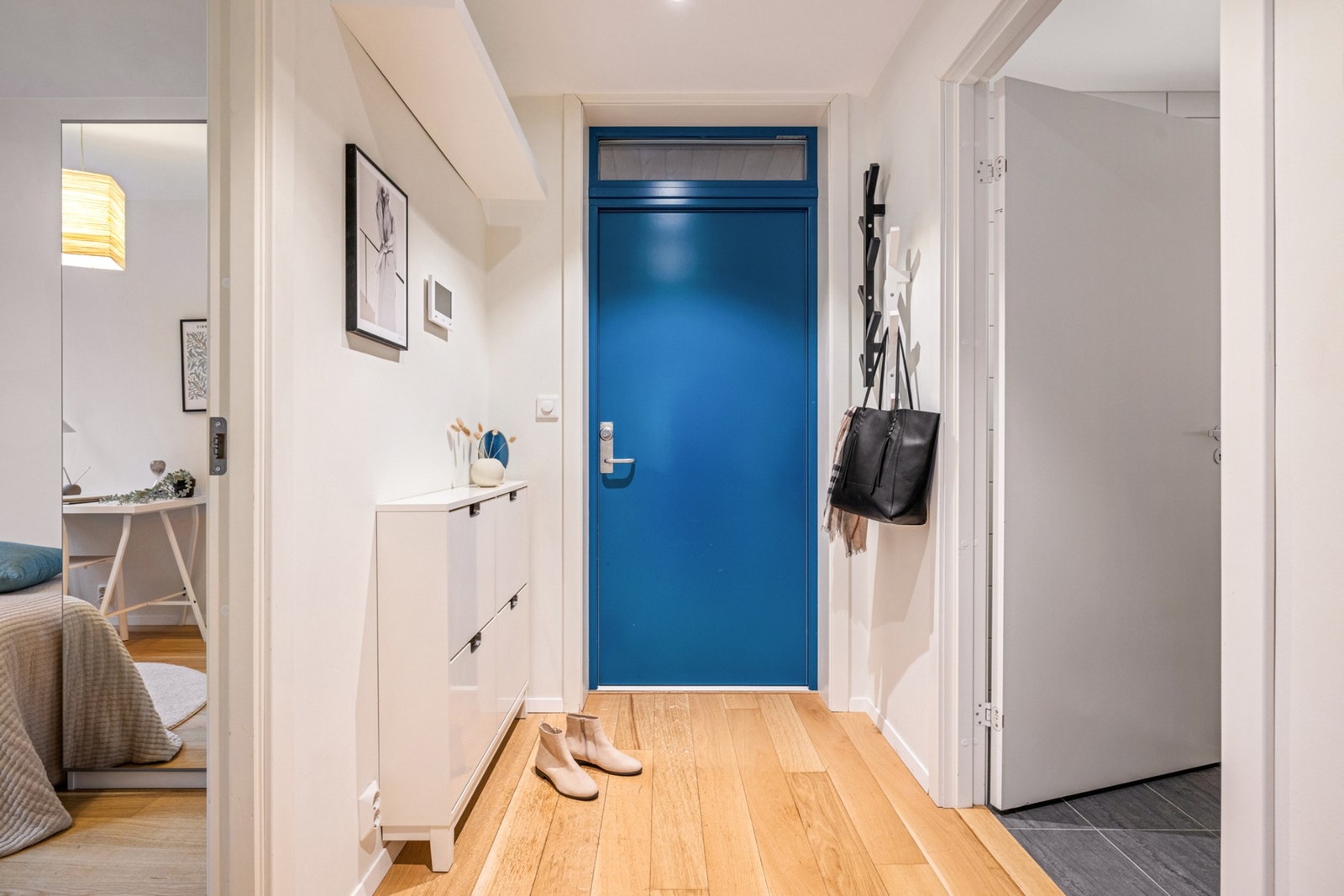 - I entréen har du plass til av -og påkledningen. Vegghengt skoskap og hylle til luer og sjal - Galleribilde