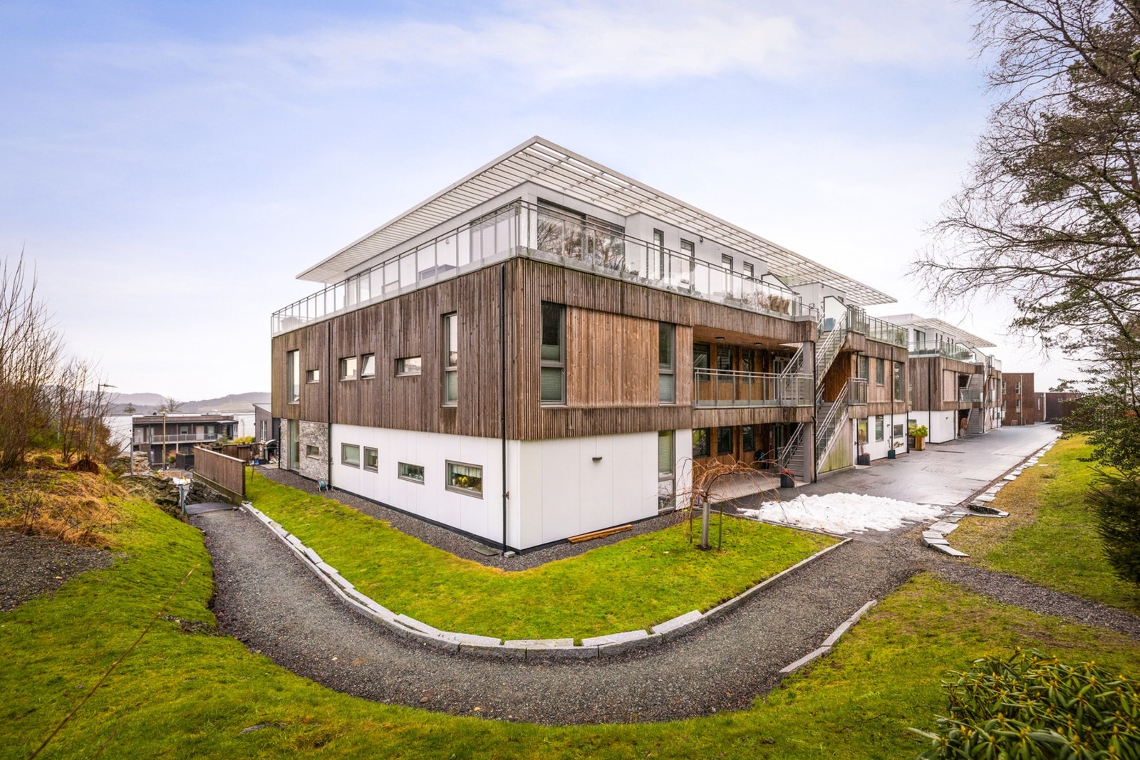 - Eiendommen er pent opparbeidet med interne veier, plen og beplanting - Galleribilde