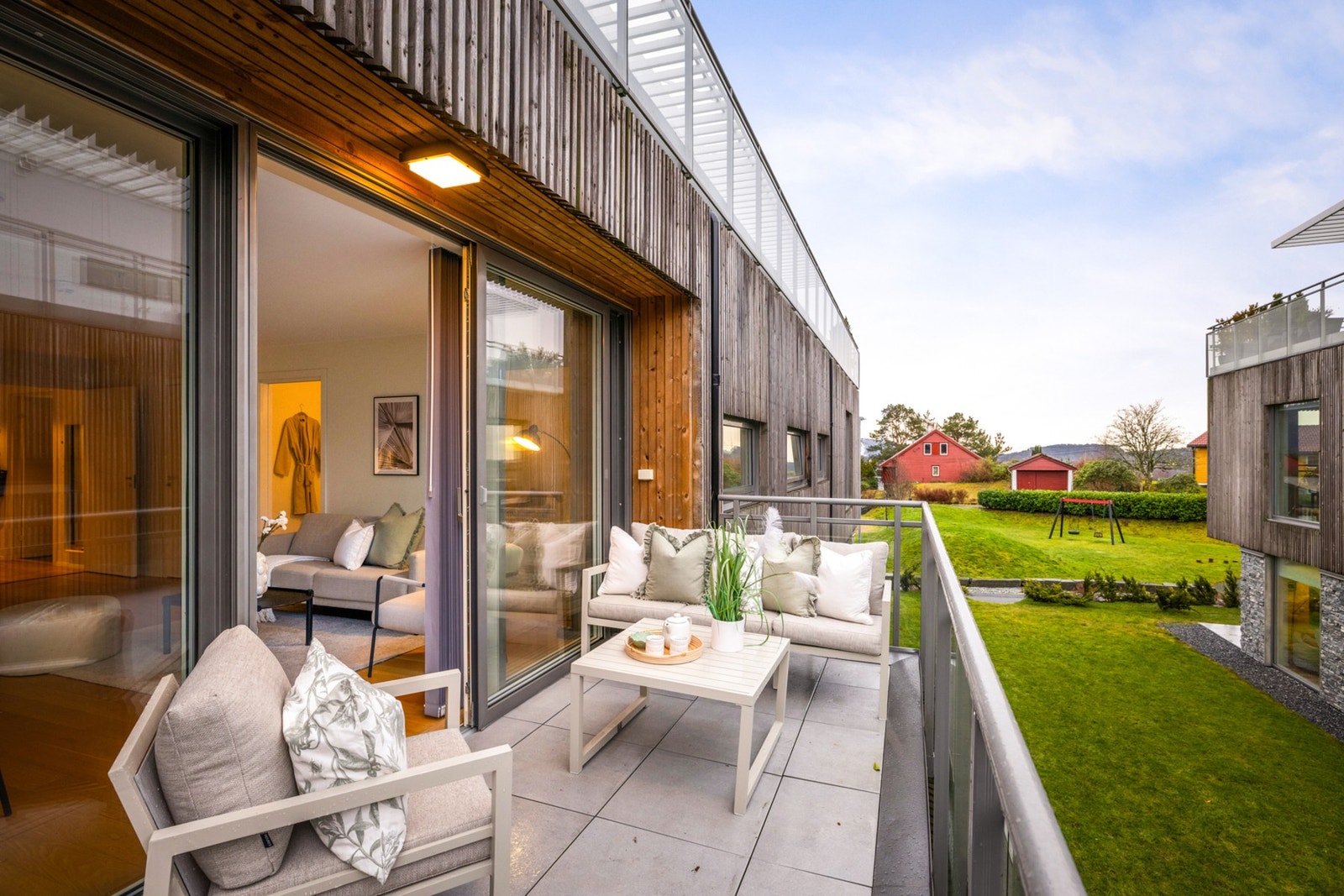 - Vestvendt balkong med flislagt dekke og rekkverk av glass - Galleribilde