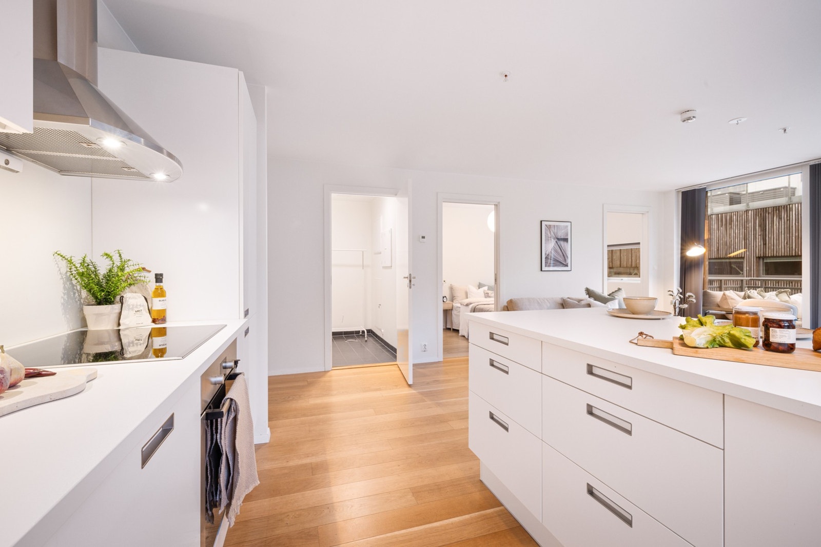 - Her er det rikelig med både oppbevaringsmuligheter samt gode arbeidsflater for matlaging - Galleribilde