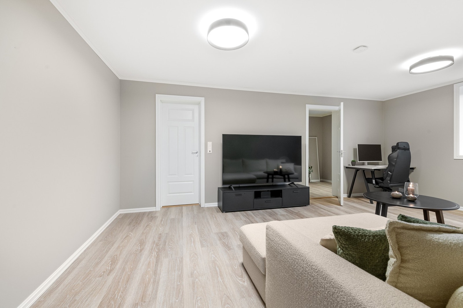 Romslig stue. Galleribilde