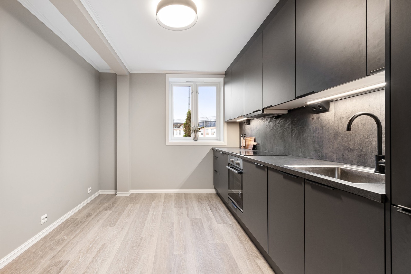 Moderne kjøkken med grå fronter. Galleribilde