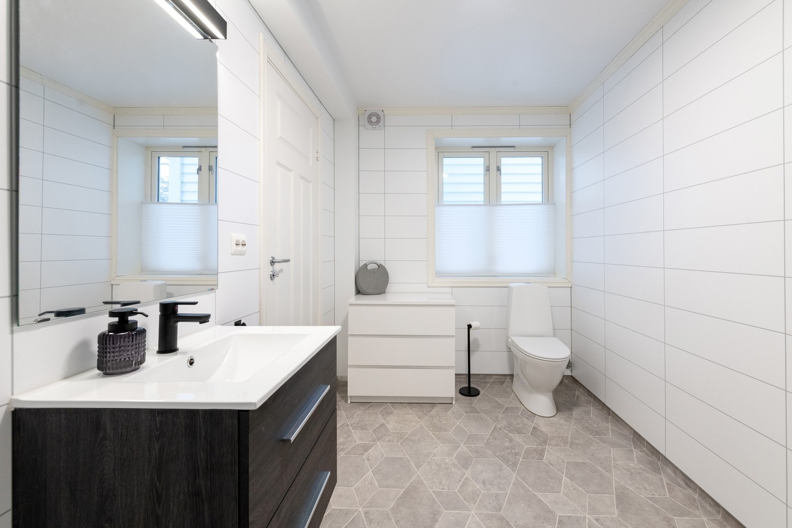 Mørk baderomsinnredning og varmekabler i gulvet. Galleribilde