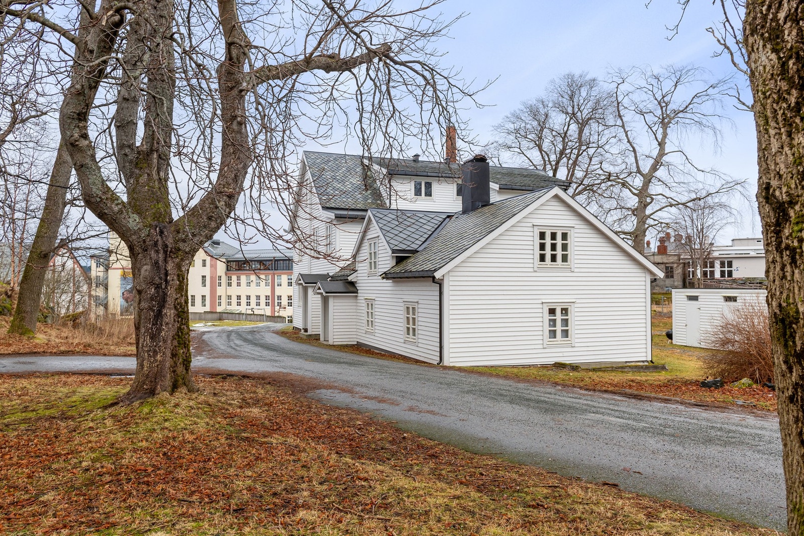 Biloppstillingsplasser på grusplassen like ved. Galleribilde