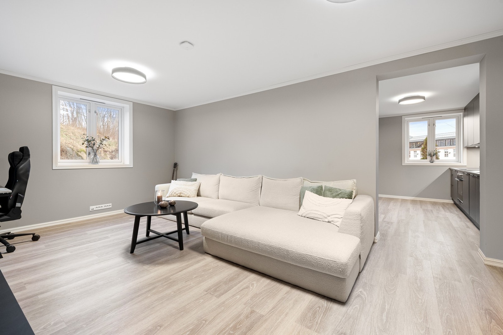 Pen og slitesterk klikkvinyl på gulvet. Galleribilde