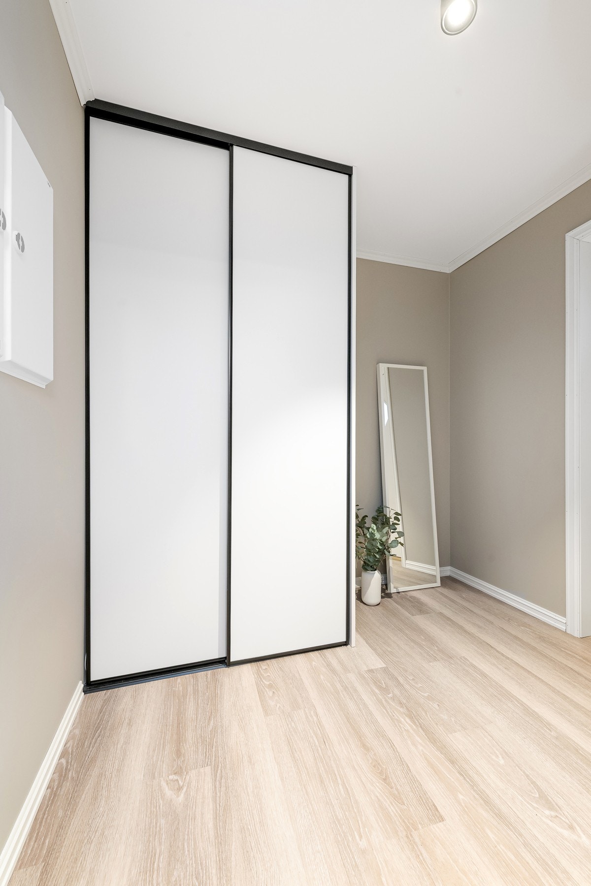 Skyvedørsgarderobe i gangen. Galleribilde