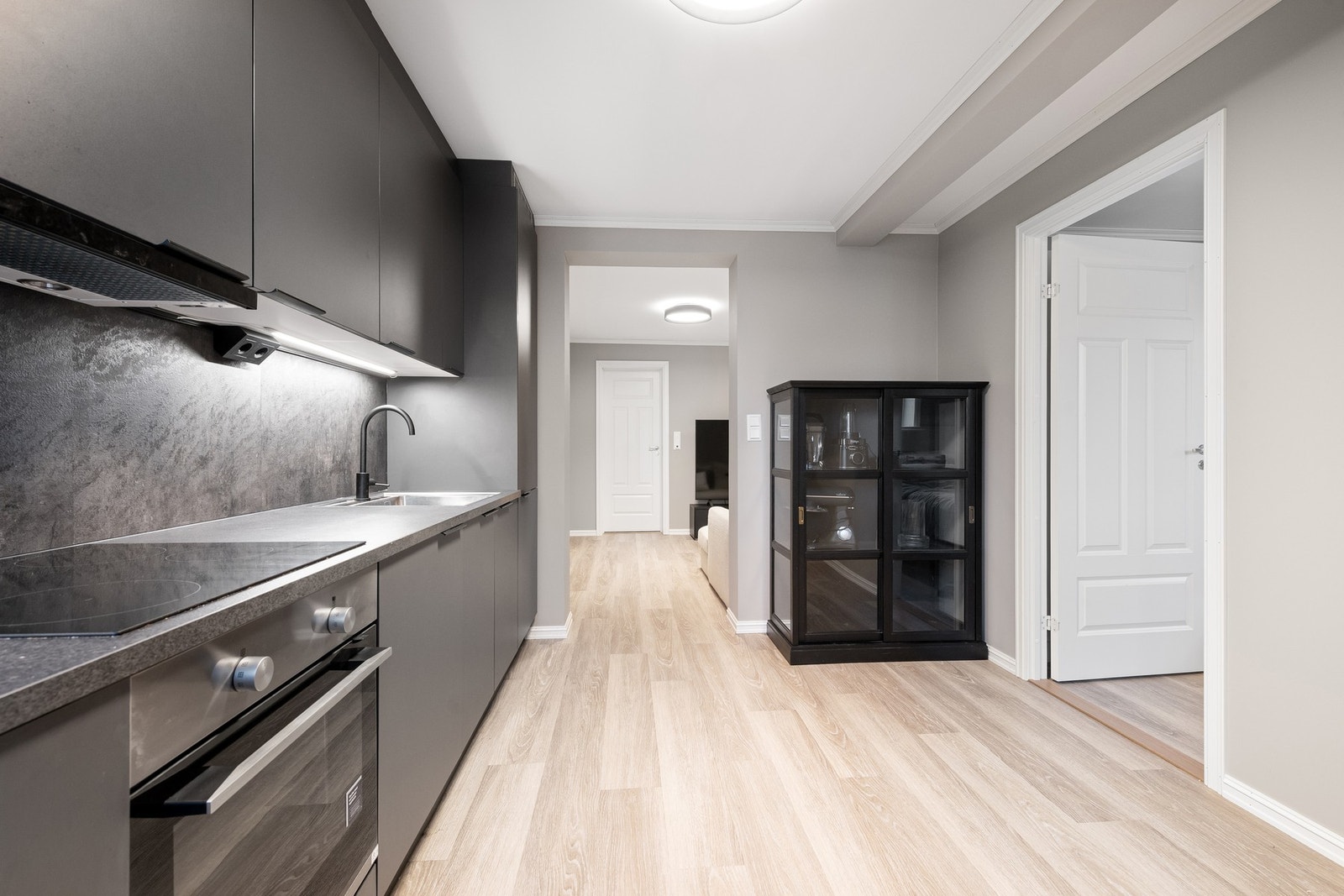 Bra med skap- og benkeplass. Galleribilde