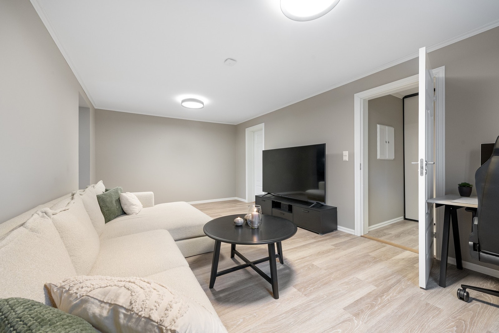 Her er det plass til både stor sofa/sittegruppe og kontorplass. Galleribilde