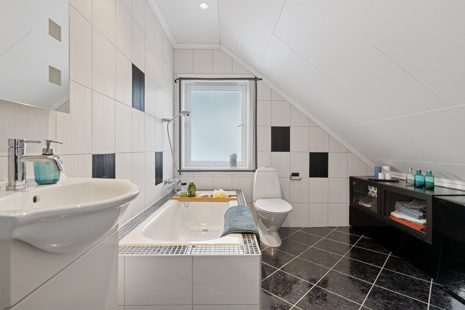 Badet fra 2003 er utstyrt med fliser på både vegger og gulv, og det er elektriske varmekabler i gulvet. Galleribilde