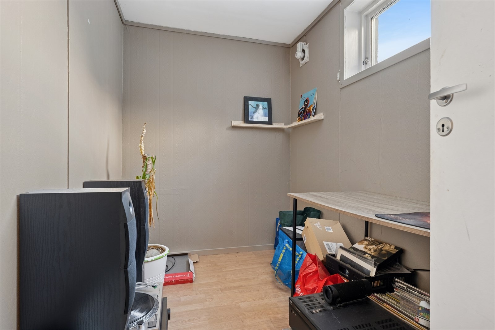 Bod i kjellerens hoveddel. Galleribilde