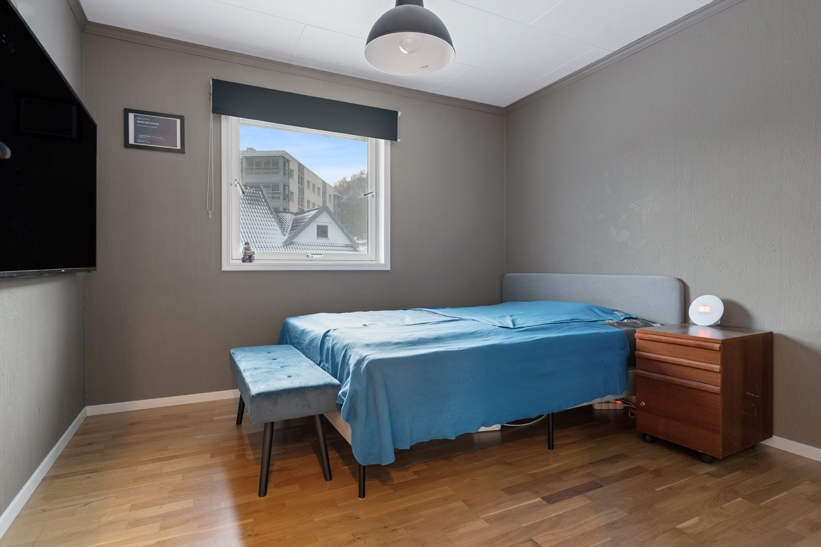 Kjellerleiligheten har ett soverom. Galleribilde