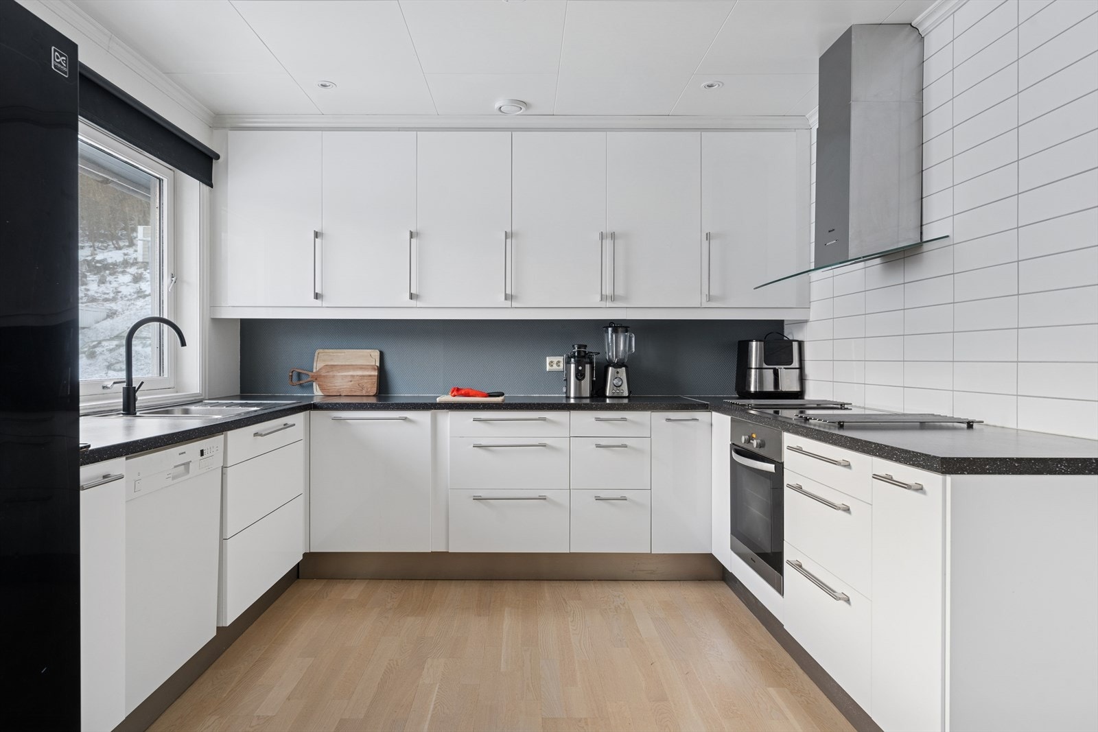 På kjøkkenet finner du godt med både skap- og benkeplass. Galleribilde