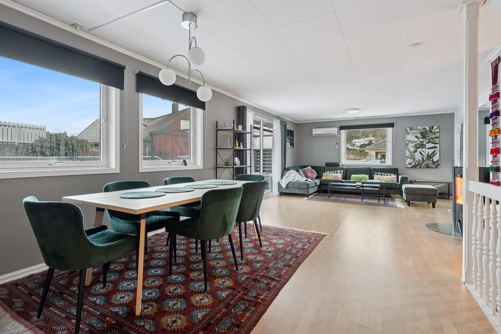 Stuen er et pent og romslig oppholdsrom med gode lysforhold via store vinduer i tre retninger. Galleribilde