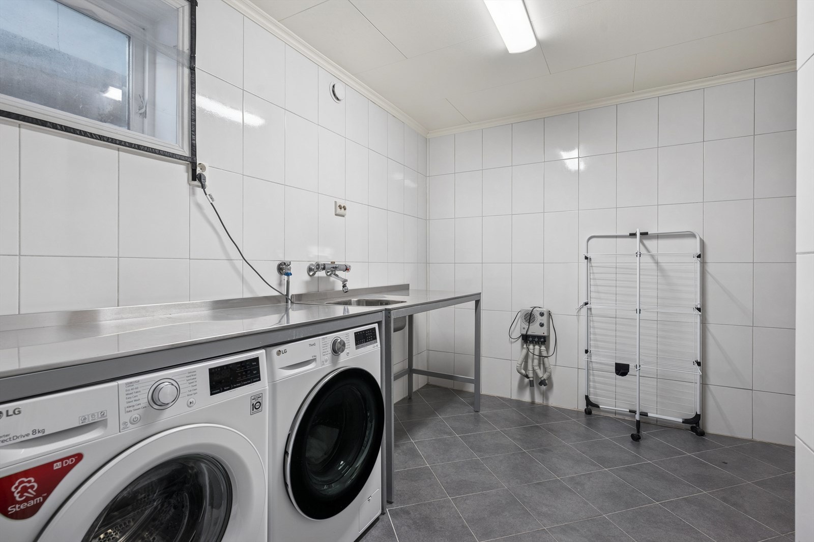 Kjeller hoveddel består av gang, vaskerom og bod. Galleribilde